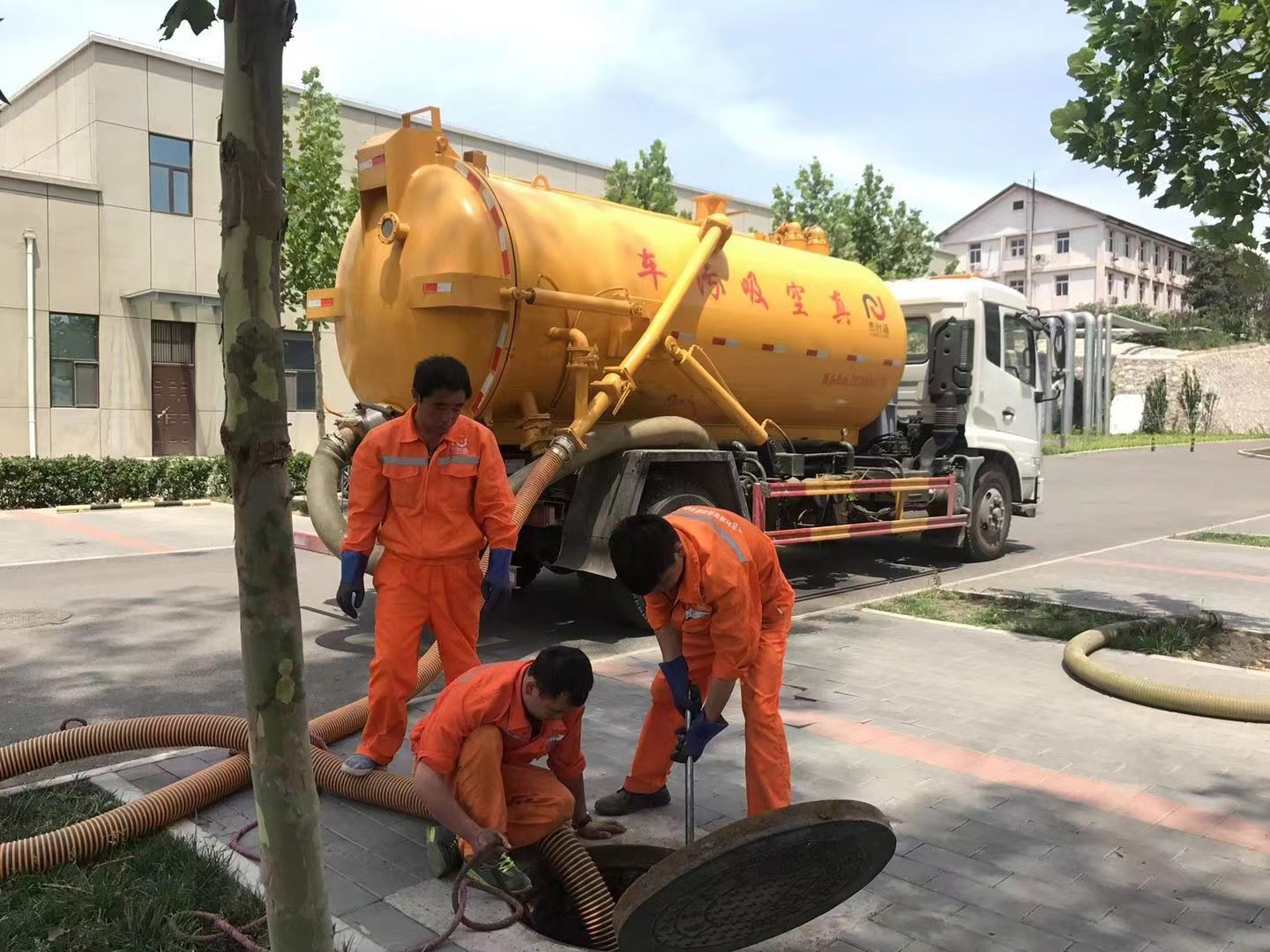 广东管道疏通车停在窨井附近